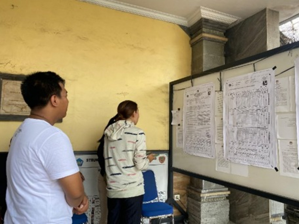 Kegiatan Uji Coba Lokal Penggunaan Sirekap Kepada KPPS di Desa Dalung